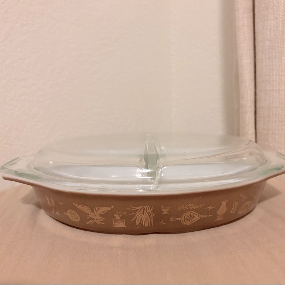 Vintage 1960s 1-1/2 Qt. Pyrex Casserole Dish Brown w/ 22K Gold Colonial Graphics